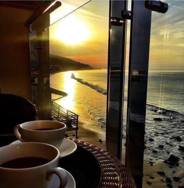 Чашка кофе на берегу моря