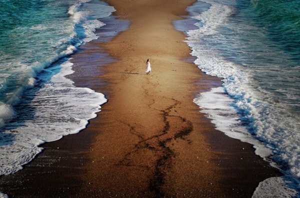 Следы на песке уходящие в море