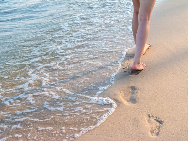 Девушка на песке у моря