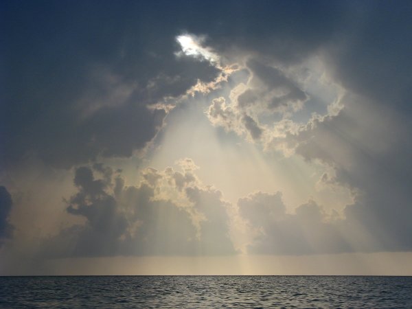 Небо тучи море