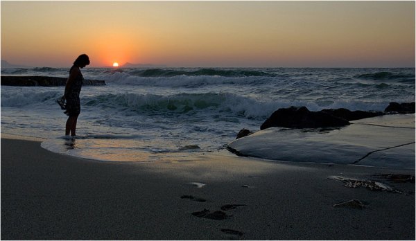 Идет по берегу