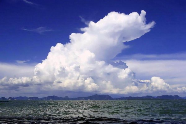 Облака над морем