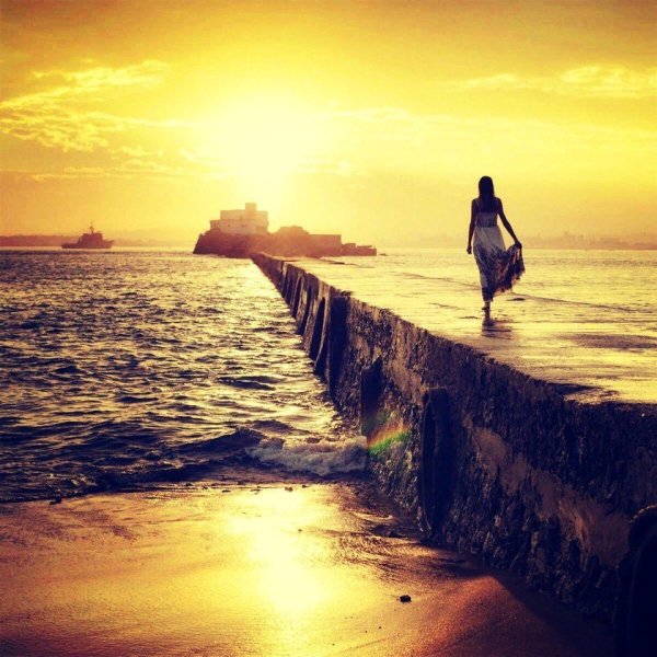 Девушка на пирсе у моря