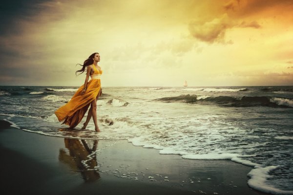 Девушка идет по берегу