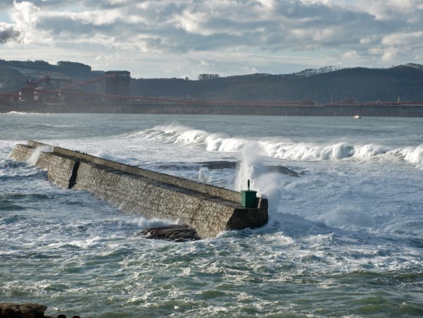 Балтийское море волнорезы