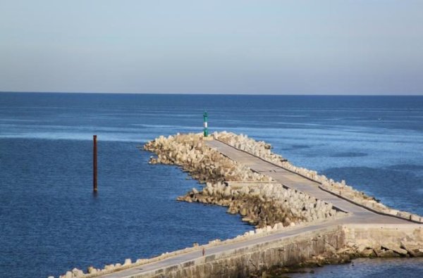Мол в море красивый