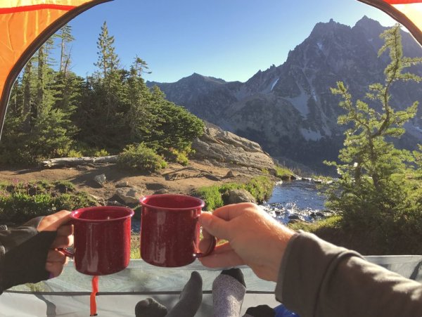 Чашка кофе на море