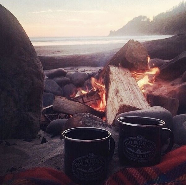 Чашка кофе на берегу моря