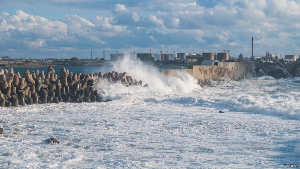 Штормящее море Балтика