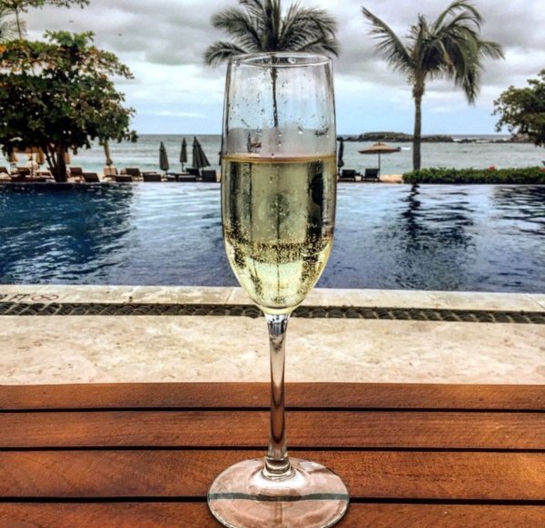 Шампанское и море
