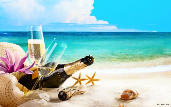 Бокал шампанского на берегу моря