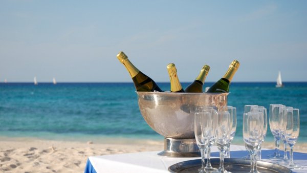 Бокал шампанского на берегу моря