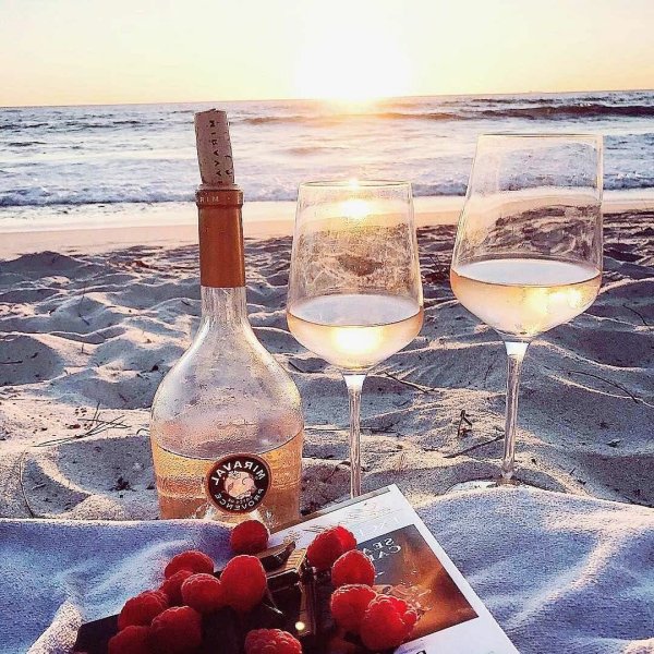 Бокал шампанского на берегу моря