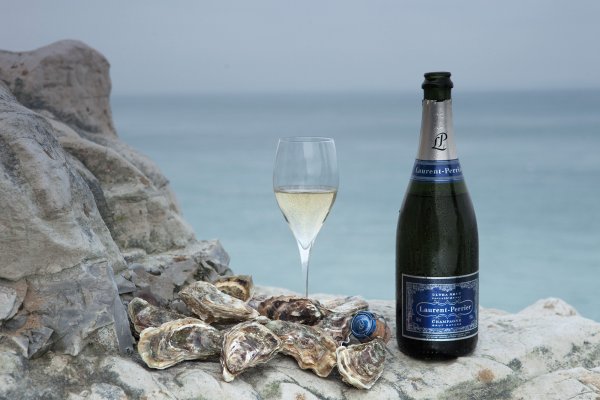 Бокал шампанского на пляже