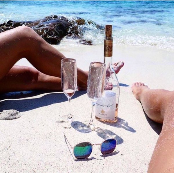 Крымское вино на море