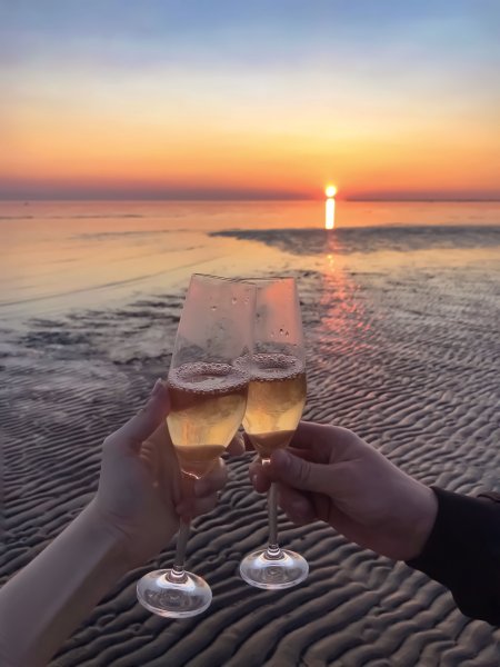 Бокал на песке