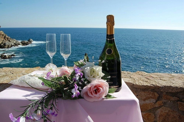 Цветы и шампанское на берегу моря