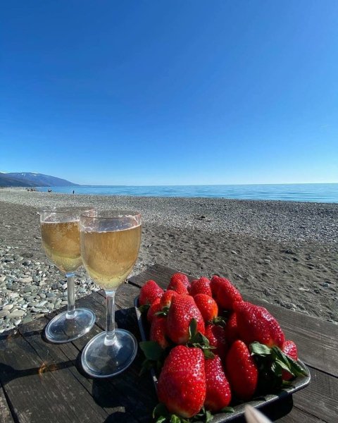 Цветы и шампанское на берегу моря