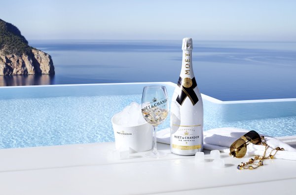 Шампанское моёт на море