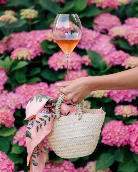 Девушка с шампанским и цветами