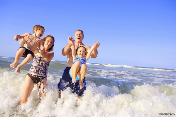 Семья на море