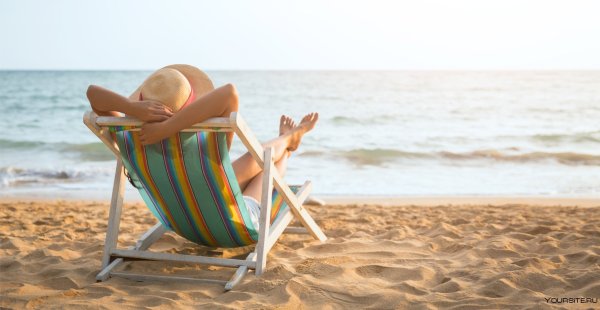 Шезлонг на пляже