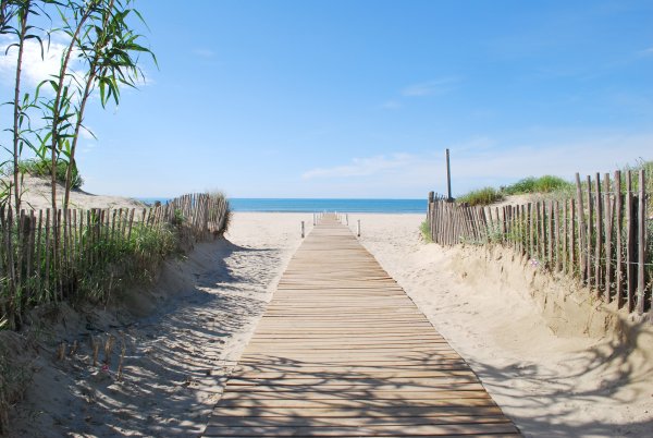 Мостик на пляже