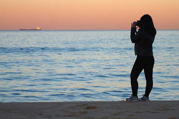 Брюнетка на берегу моря