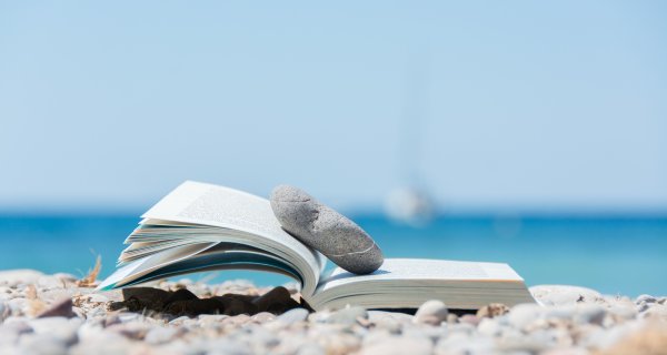 Книга на берегу моря