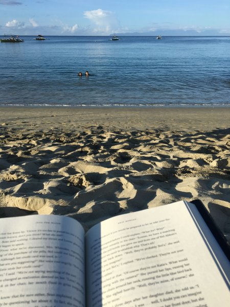 Книга на фоне моря