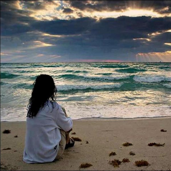 Девушка ждет у моря