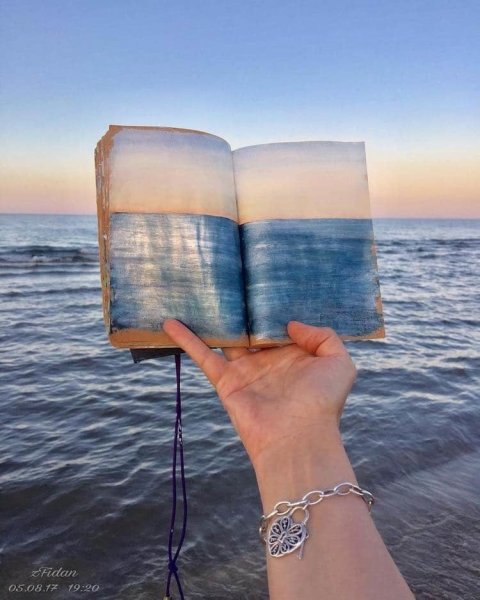 Книга на фоне моря