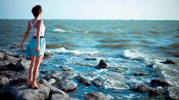 Девушка на берегу моря