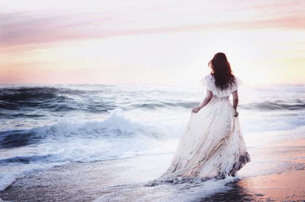 Девушка на фоне моря спиной