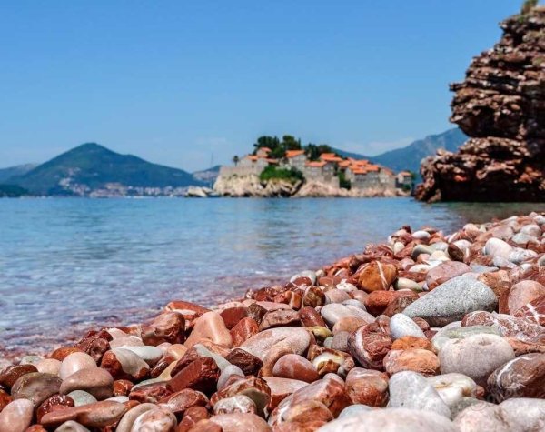 Галечный пляж Черногории