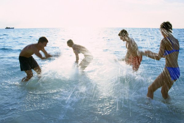 Люди купаются в море