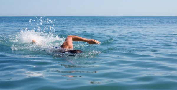 Купаться в море