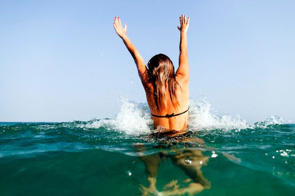 Девушка плавает в море