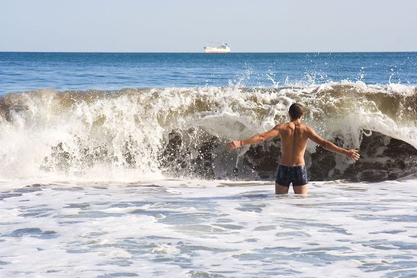 Девушка на волне