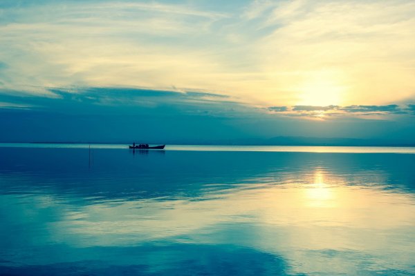 Красивый закат на море