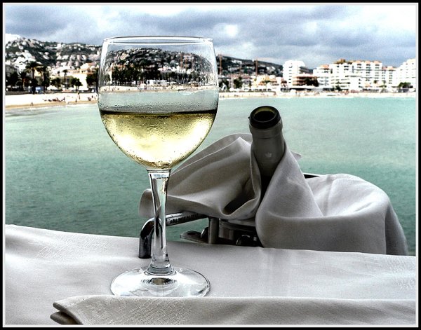 Бокал шампанского на берегу моря