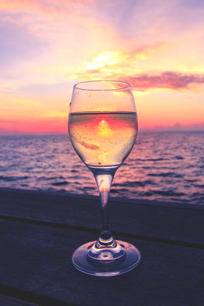 Бокалы с шампанским на фоне моря