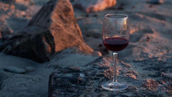 Фужер на берегу моря