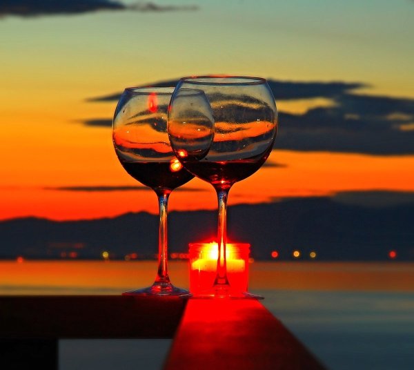 Бокал вина на закате