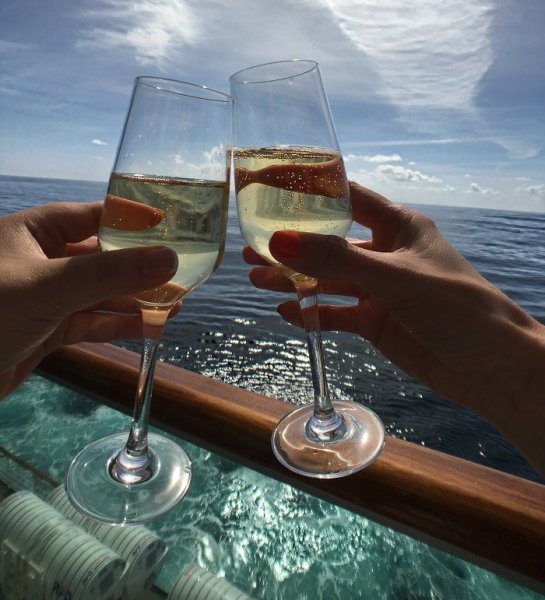 Вино на пляже