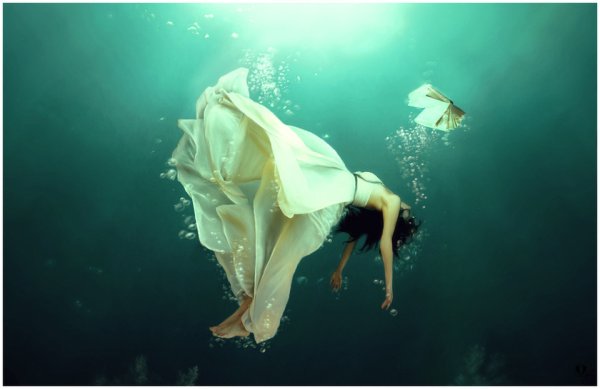 Девушка падает