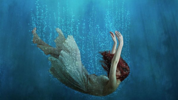 Девушка тонет в воде