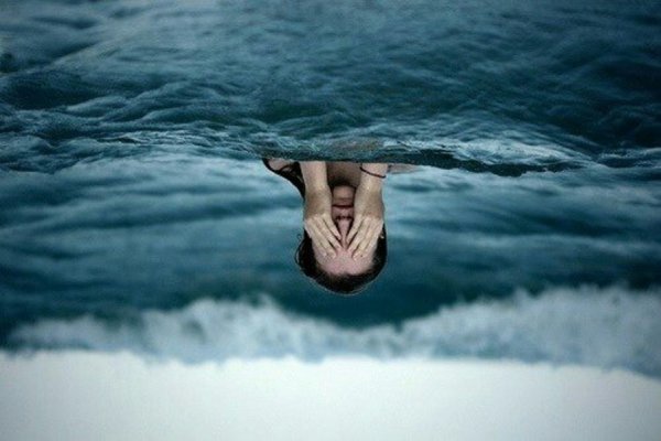 Человек, падающий втводу