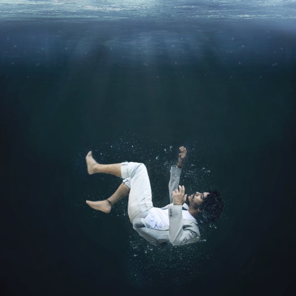 Человек падает в воду