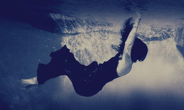 Девушка падает в воду